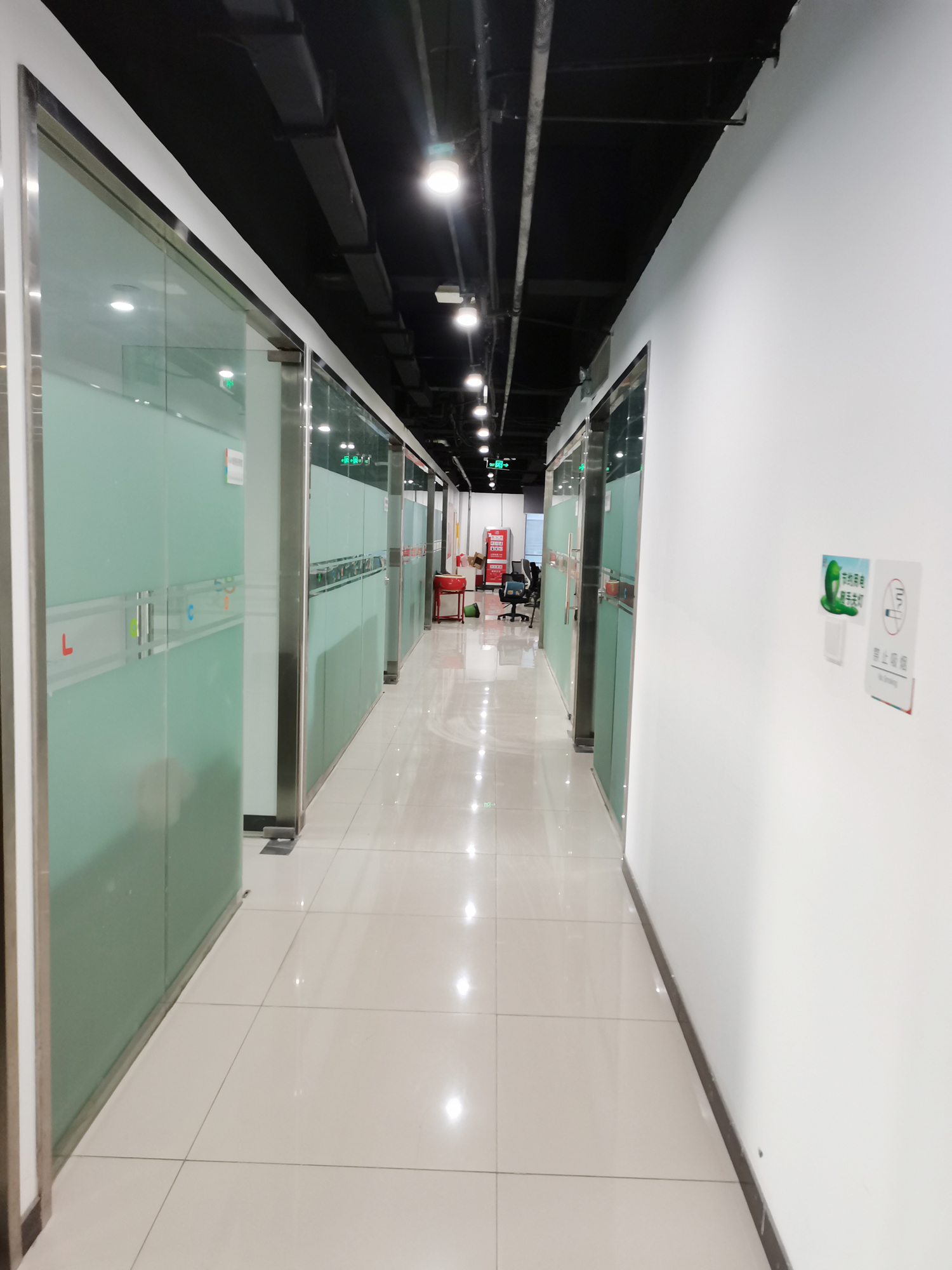 合肥五八信息技術(shù)分公司1980平方辦公室翻新改造工程(圖6) 過道2.jpg
